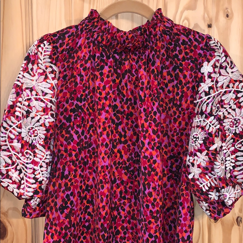 Pink and Red Patterned Blouse with White Embroidery - Picture 3 of 4